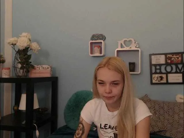 Live sex webcam photo for AnnaHappy18 #241305965