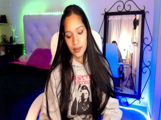 Live sex webcam photo for Sexy_latina69 #259147985