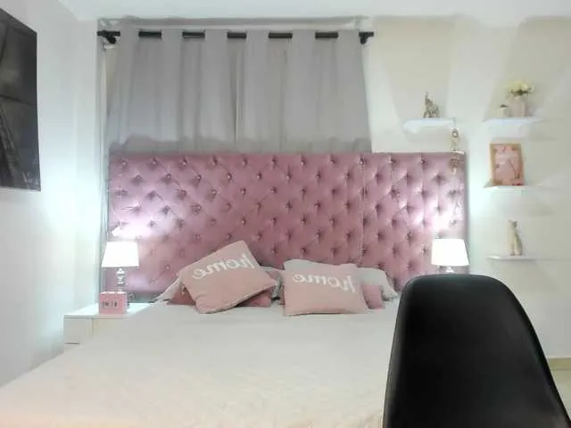 Live sex webcam photo for Nathalie-Hall #242811328