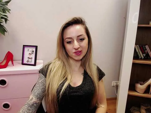 Live sex webcam photo for SEXYcoralie #287984718