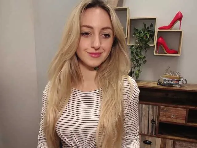 Live sex webcam photo for SEXYcoralie #287984707