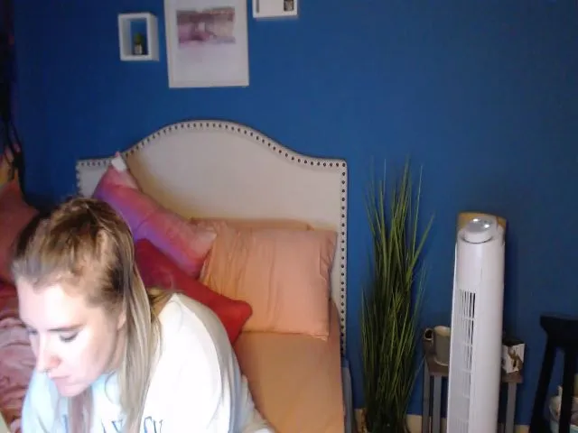 Live sex webcam photo for SnowWhiteXxxx #262285806