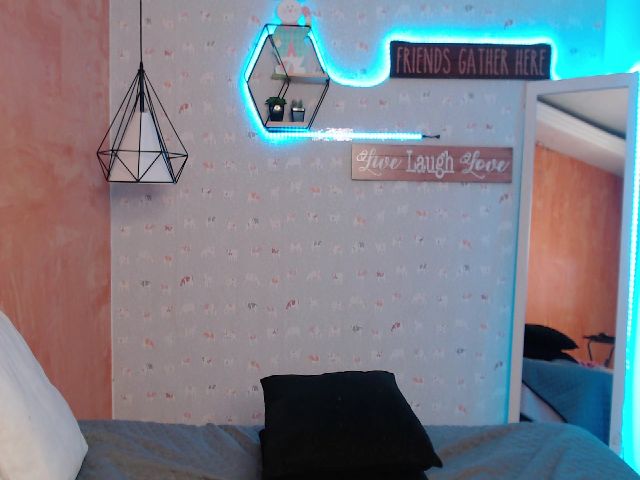 Live sex webcam photo for Violet_03_ #254826022