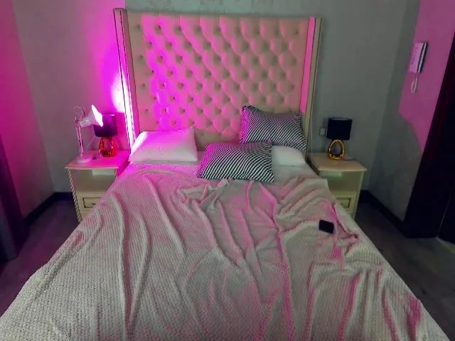 Live sex webcam photo for MonicaSage #255546791