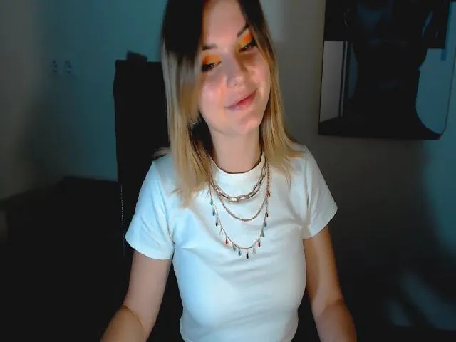 Live sex webcam photo for EmilyFar #264772853