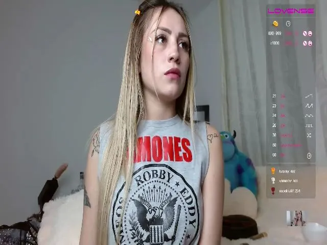 Live sex webcam photo for SamantaCollen #254317783