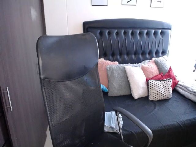 Live sex webcam photo for Valen_giraldo #257121654