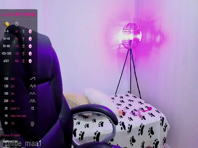 Live sex webcam photo for Little_Miaa1 #256214200