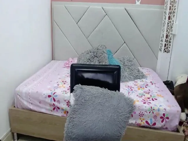 Live sex webcam photo for Estefany_24 #262051956