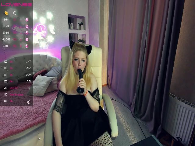 Live sex webcam photo for TinkerrBelll #257307393