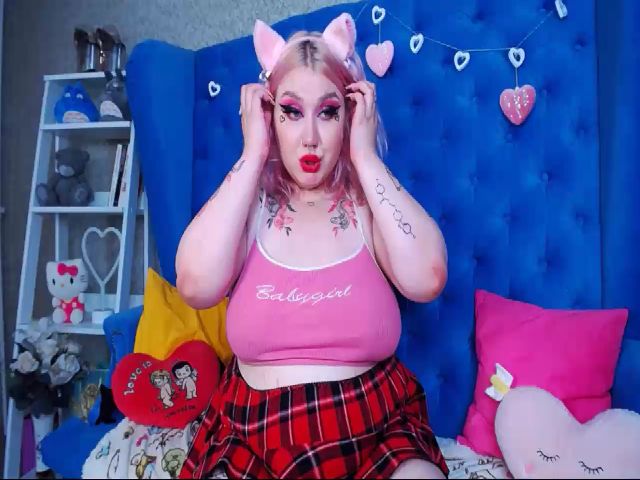 Live sex webcam photo for CurvyAlyce19 #255045542