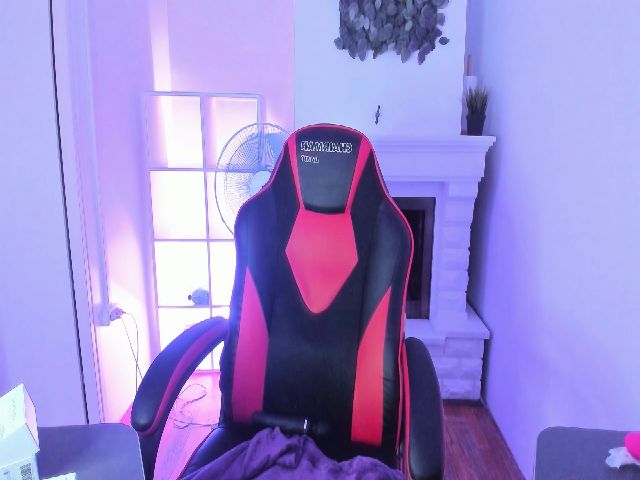 Live sex webcam photo for HelenCarter #254924357