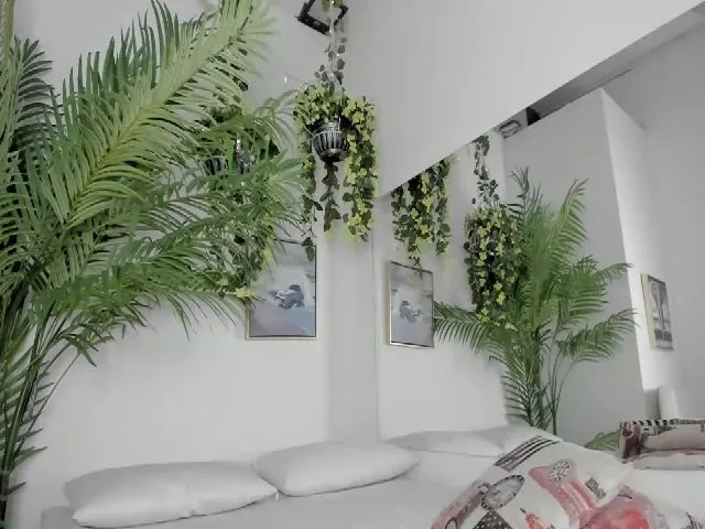 Live sex webcam photo for Anahi_18 #256744430