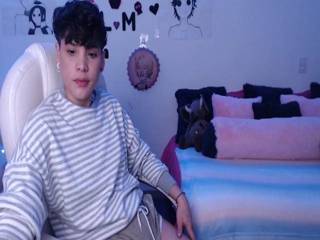 Live sex webcam photo for Laura_R23 #261506496