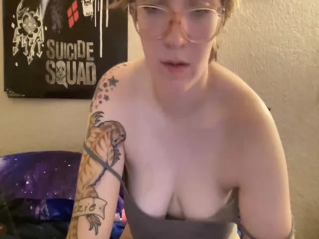 Live sex webcam photo for CandyBurger #262703216
