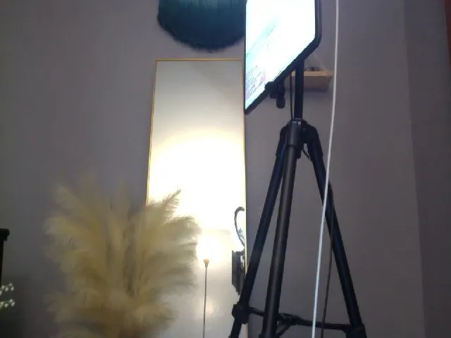 Live sex webcam photo for MiaFine69 #265284519