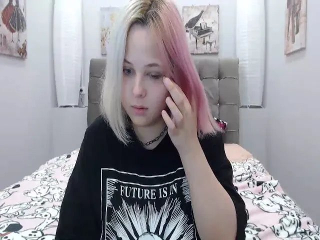 Live sex webcam photo for Helokit #254739120
