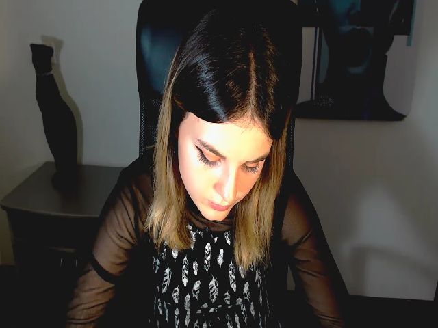 Live sex webcam photo for EmilyFar #263589991