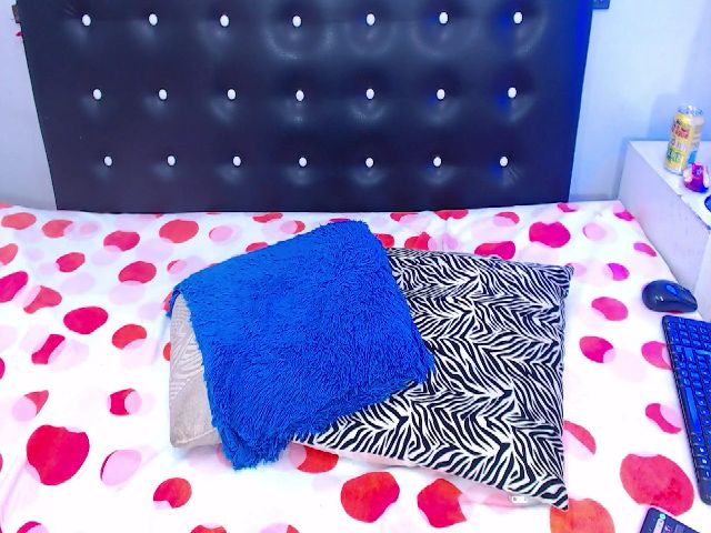 Live sex webcam photo for CandyShoww #261042400