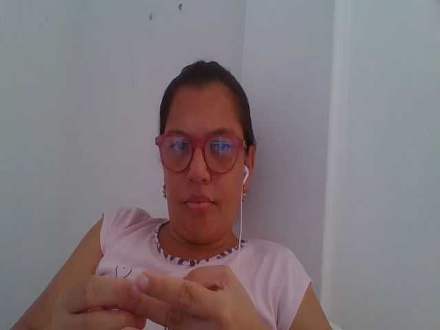 Live sex webcam photo for SweetLola01 #254166844