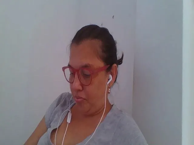 Live sex webcam photo for SweetLola01 #258705717