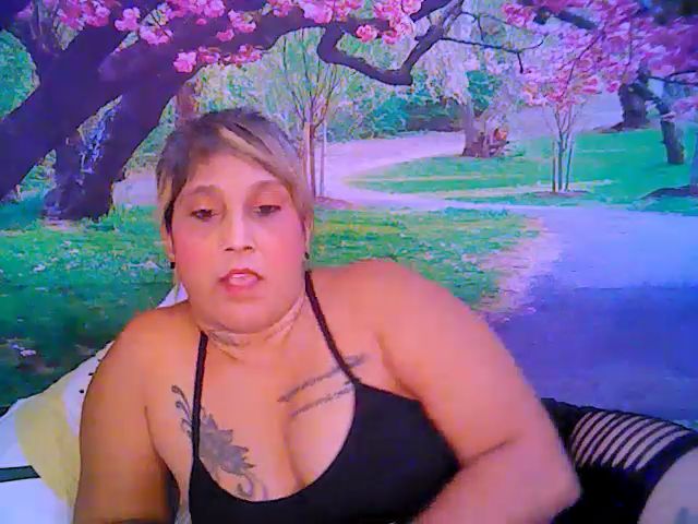 Live sex webcam photo for Roxyfoxy69 #260154633