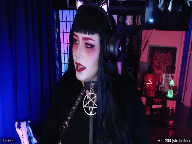 Live sex webcam photo for QueenOfMetal #254682965