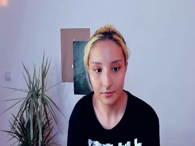 Live sex webcam photo for KarenIo #253477284