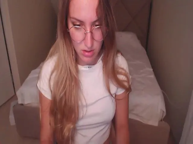 Live sex webcam photo for PrettyLy #257704007