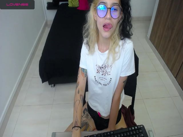 Live sex webcam photo for Myzore #254380570