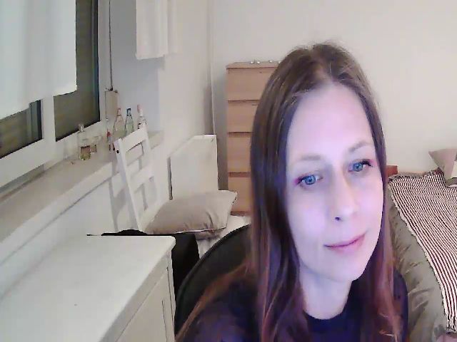 Live sex webcam photo for KatieAngel69 #264043943