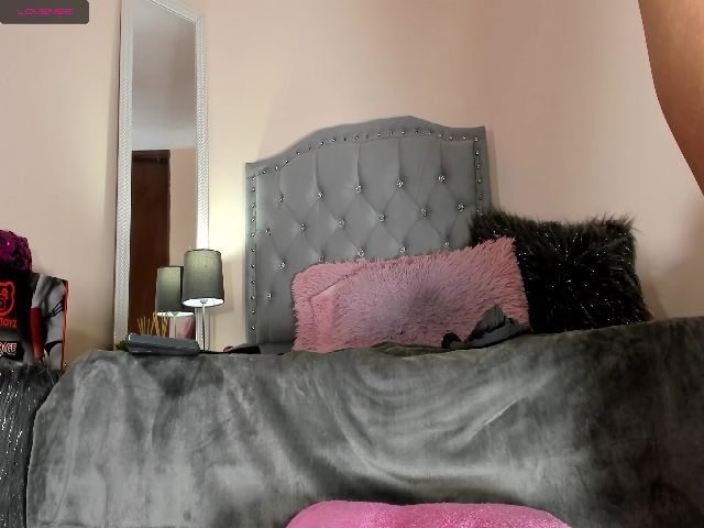 Live sex webcam photo for Prettyhoney19 #261487195