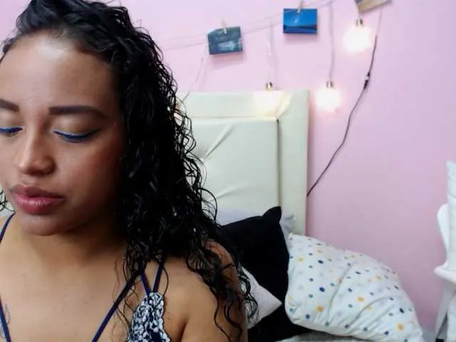 Live sex webcam photo for Angeluxxx #241276181