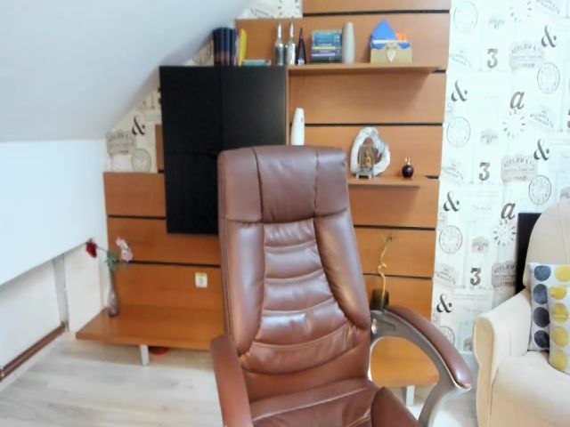 Live sex webcam photo for LizzieBrie #255929634