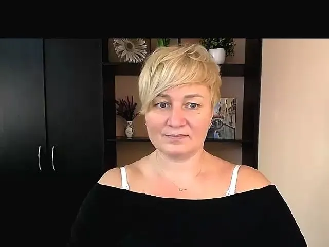 Live sex webcam photo for KailyMey #264376570