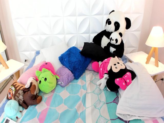 Live sex webcam photo for KateMoore3 #252947590