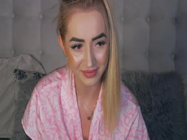 Live sex webcam photo for JuliaJuliette #256203972