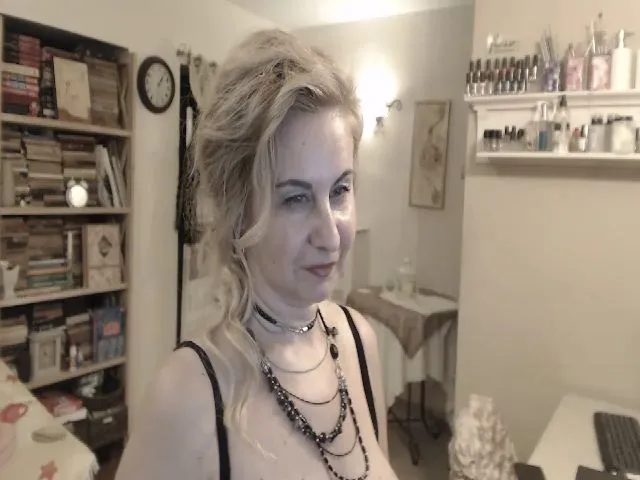 Live sex webcam photo for CHARISS #258337942