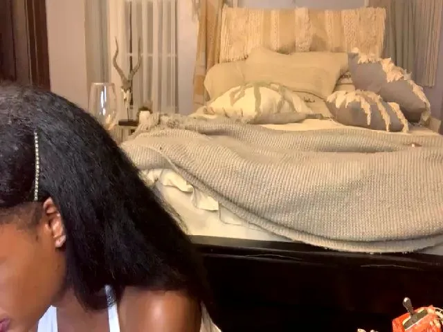 Live sex webcam photo for MiaFine69 #265253275
