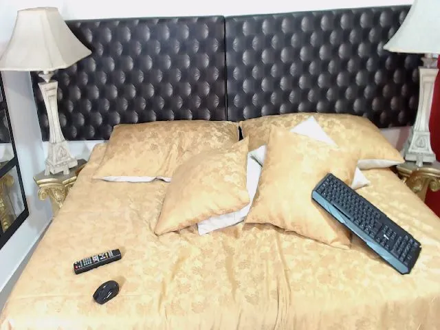 Live sex webcam photo for SharaEbony1 #257611810