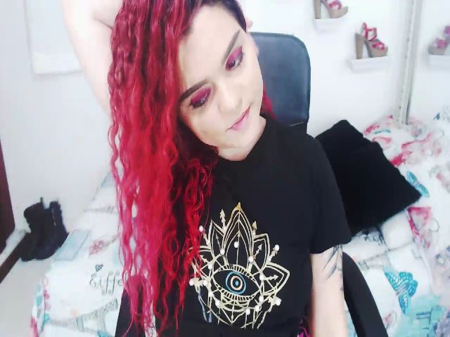 Live sex webcam photo for Twwiiggy #287851929