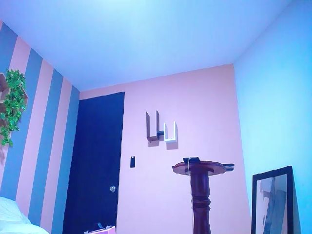 Live sex webcam photo for Aleja_10 #252345692