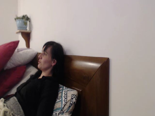 Live sex webcam photo for isabellazee2 #253639870