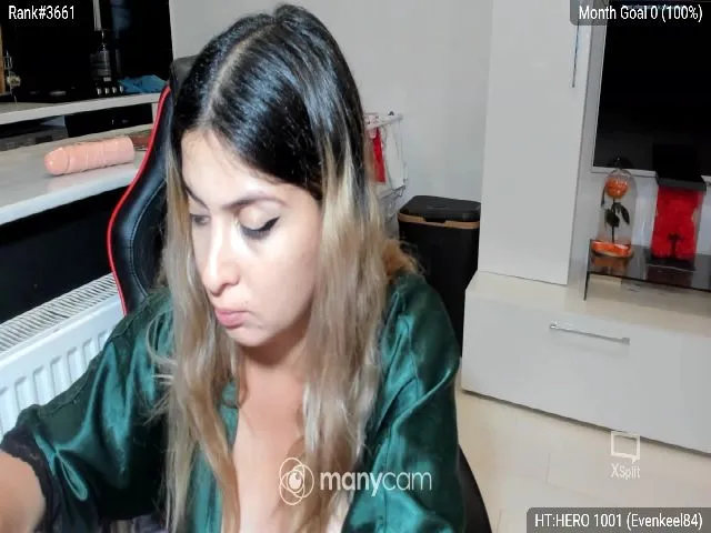 Live sex webcam photo for Littlegirl25 #258977904