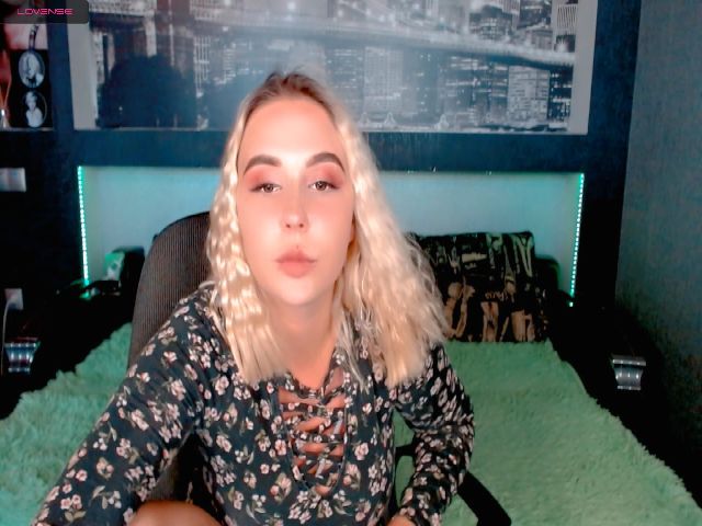 Live sex webcam photo for LindaRichXX #257559704