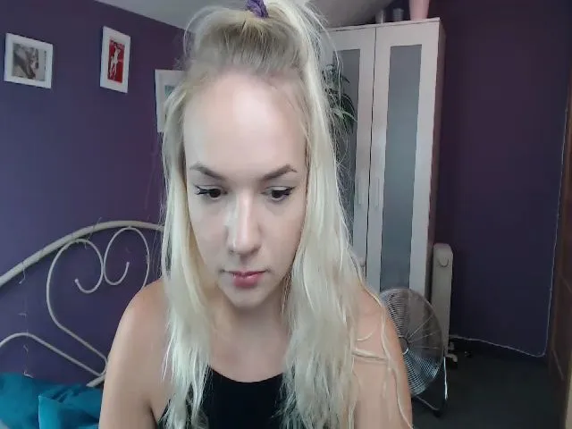 Live sex webcam photo for JoanQueen #261270140