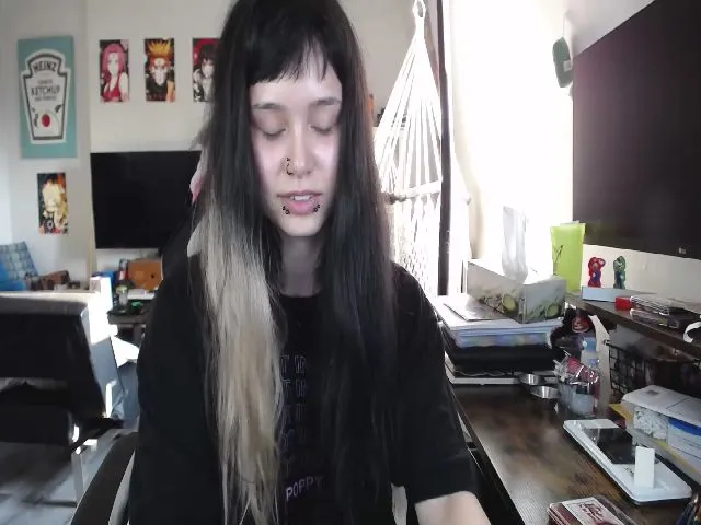 Live sex webcam photo for Littlelolib8 #258598532