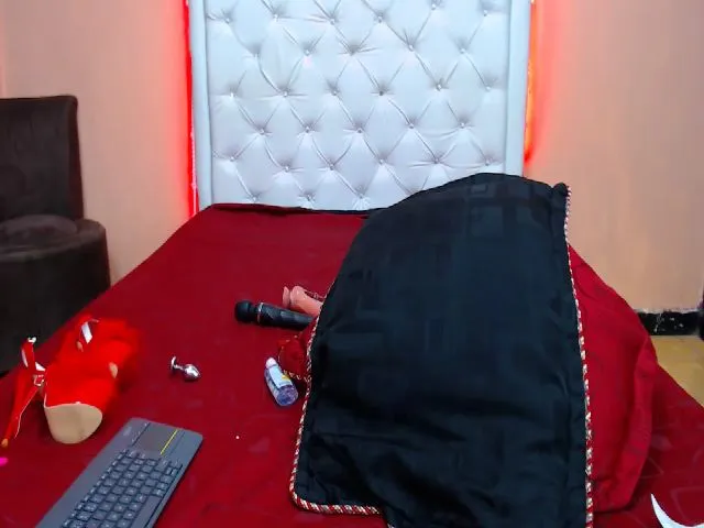 Live sex webcam photo for CrystalJoness #253916526