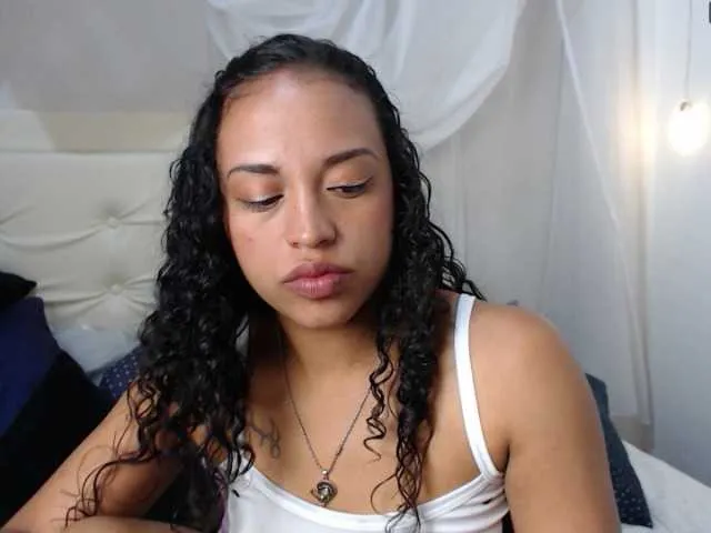Live sex webcam photo for Angeluxxx #241067656