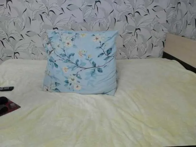 Live sex webcam photo for MomKsenia #240990829